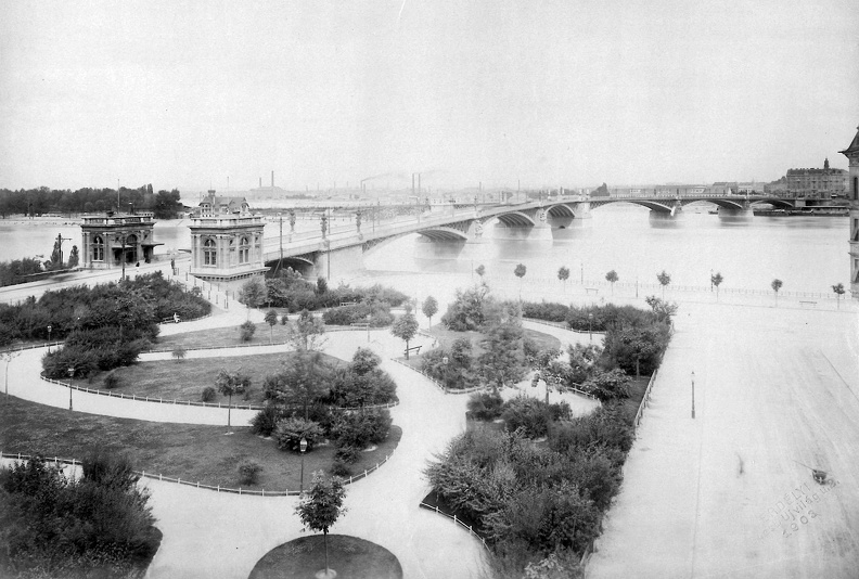 Margit híd a budai hídfőtől nézve.