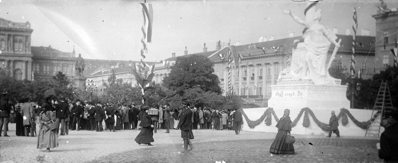 Széchenyi (Ferenc József) tér, Vilmos császár tiszteletére emelt, koszorút nyújtó Hungária szobor. Balra a Magyar Tudományos Akadémia székháza.