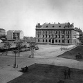 Széchenyi tér, jobbra a Postapalota, balra hátul a színház épülete (a kép 1883-ban készült).
