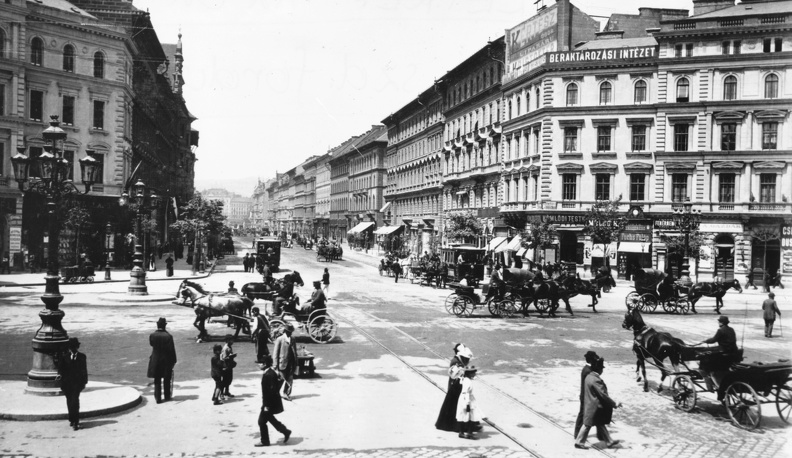 Oktogon, Teréz körút a Nyugati pályaudvar felé nézve.  A felvétel 1897 körül készült.