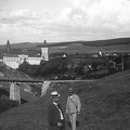 az "első kanyar híd", az erdélyi bányavasút pályaszakasza. Háttérben a vár.