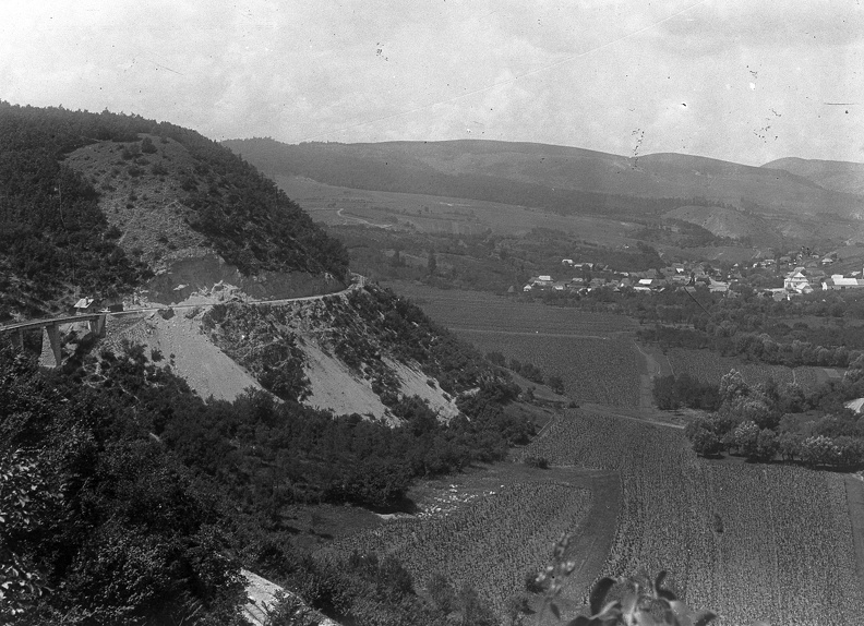 a települések közötti "második kanyar híd", az erdélyi bányavasút pályaszakasza.