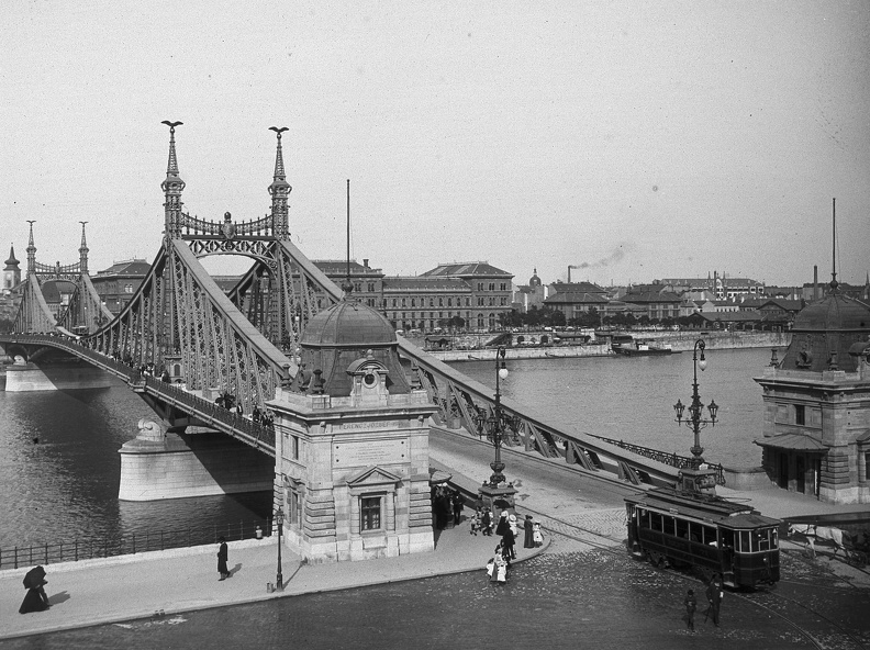 Szent Gellért tér, Szabadság (Ferenc József) híd budai hídfő.