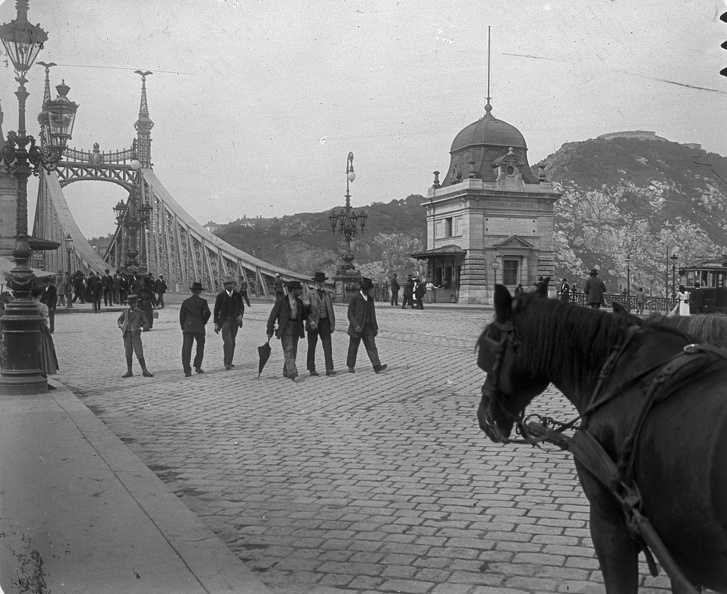 Fővám tér, a Szabadság (Ferenc József) híd pesti hídfője.