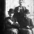 Garay utca 23., Cholnoky Ferenc, középen Cholnoky Jenő, jobbra Cholnoky László.