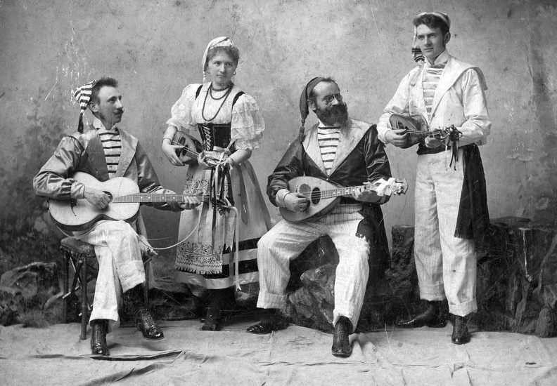 Szautner Zsigmond, a Budai Zeneakadémia igazgatója és családja mandolin együttesként.