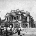Andrássy út, a Magyar Állami Operaház épülete (Ybl Miklós, 1884.) a Hajós utca felől, előtérben a Drechsler Kávéház terasza.