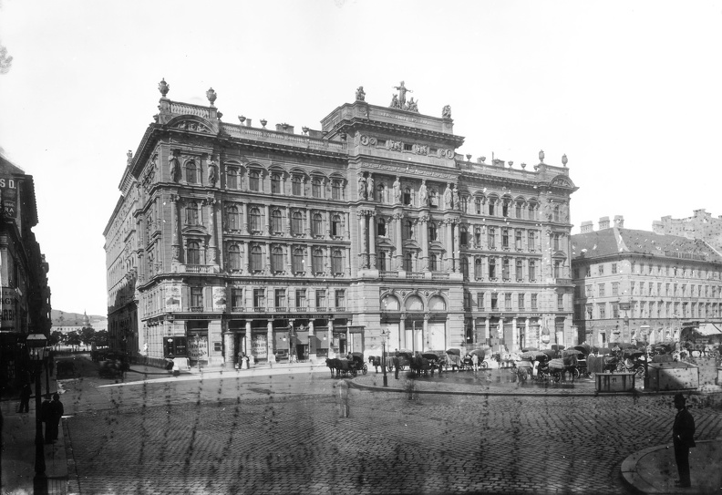 Vörösmarty (Gizella) tér a Deák Ferenc utca felől nézve. Szemben a Haas-palota és tőle jobbra a Szálloda a Magyar királyhoz. A felvétel 1894 körül készült.