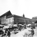 piac a Városház téren, balra a Március 15. (Eskü) tér, szemben a Piarista (Kötő) utca és a Vas-udvar. Ma a tér helyén a Piarista tömb található. A felvétel 1894-ben készült.