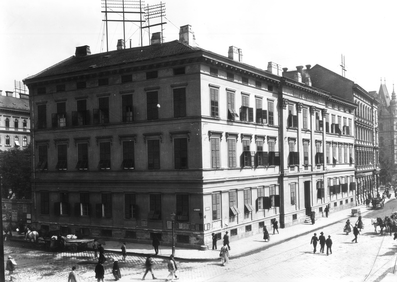 Liszt Ferenc tér - Király utca sarok. A képen látható Vakok Intézete helyén ma a Zeneakadémia áll. A felvétel 1893 és 1900 között készült.