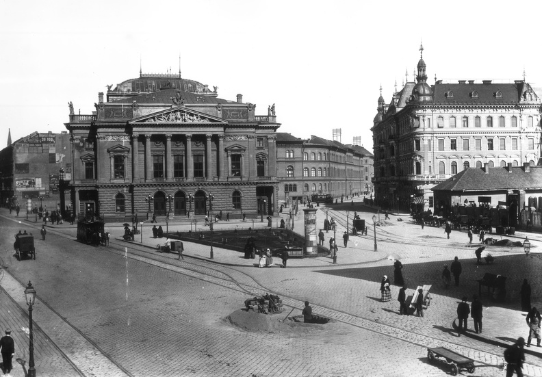 Blaha Lujza tér (ekkor a Népszínház utca és a Rákóczi út találkozása), a Népszínház (a későbbi Nemzeti Színház) épülete. A felvétel 1893-ban készült.
