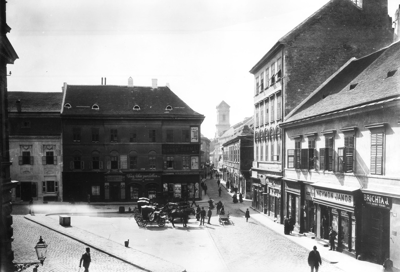 Váci utca a mai Március 15. tér felől dél felé nézve, háttérben az Angolkisasszonyok temploma, előtérben az ekkori Rózsa tér. A felvétel 1895 körül készült.