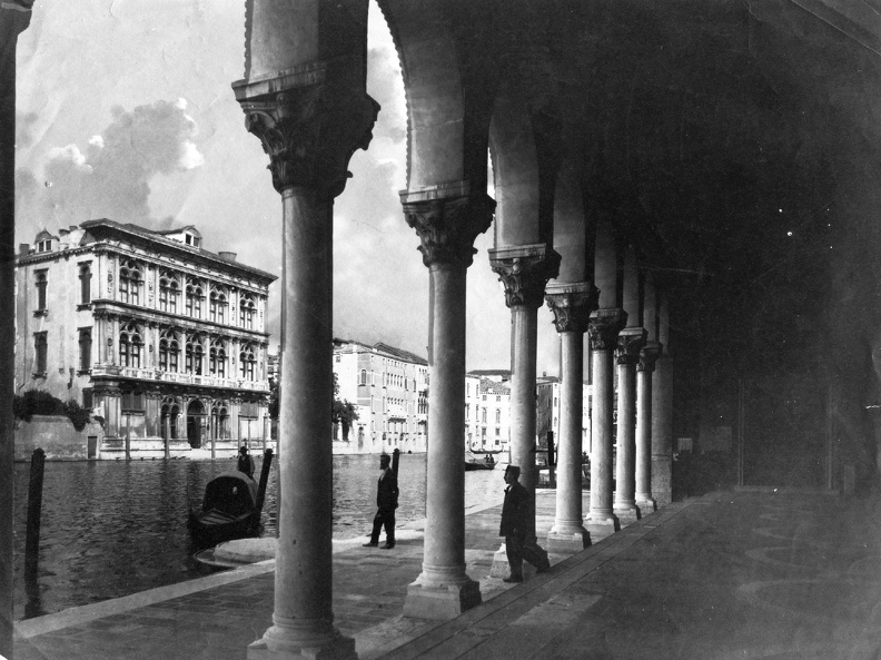 Canal Grande, a Palazzo Vendramin Calergi a Fondaco dei Turchi árkádja alól nézve.