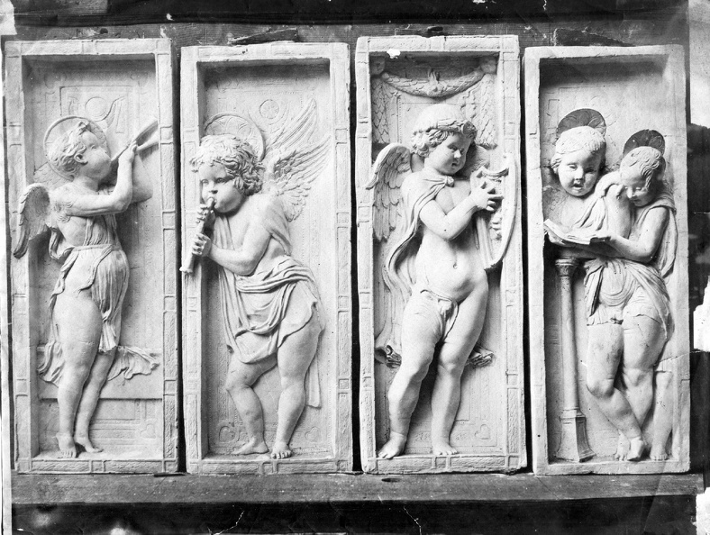 Zenélő angyalok (gipsz másolat). Az eredeti bronz dombormű, Donatello alkotása 1447-1450 között készült.