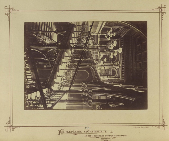 "A pesti Új Városháza lépcsőháza. A felvétel 1880-1890 között készült." A kép forrását kérjük így adja meg: Fortepan / Budapest Főváros Levéltára. Levéltári jelzet: HU.BFL.XV.19.d.1.05.040