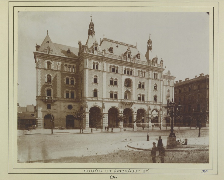 Andrássy (Sugár) út 25., Drechsler-palota. A felvétel 1884-1890 között készült. A kép forrását kérjük így adja meg: Fortepan / Budapest Főváros Levéltára. Levéltári jelzet: HU.BFL.XV.19.d.1.06.053