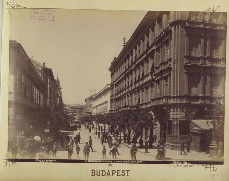 Kecskeméti utca, jobbra, a Múzeum körút sarkán a Geist-ház (Ybl Miklós, 1863-64). A felvétel 1894 körül készült. A kép forrását kérjük így adja meg: Fortepan / Budapest Főváros Levéltára. Levéltári jelzet: HU.BFL.XV.19.d.1.07.095