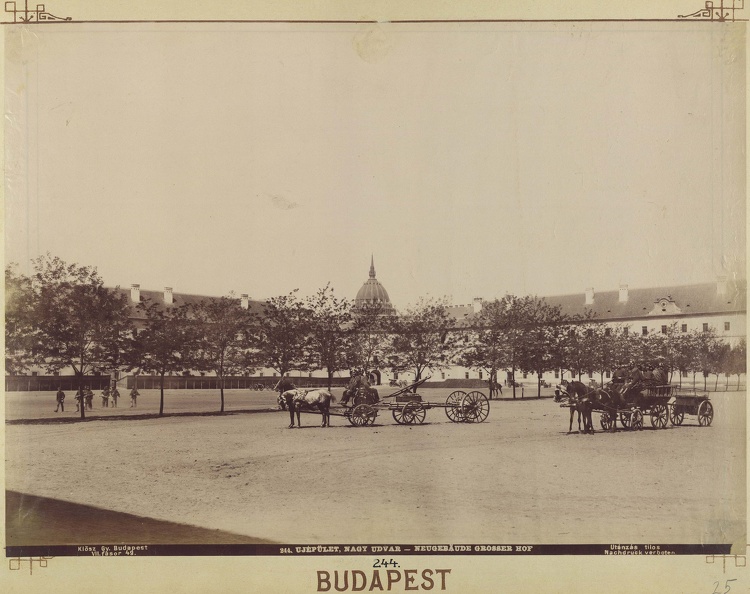 az Újépület és belső udvara (a kaszárnya és börtön épületét 1897-ben lebontották, ma a Szabadság tér van a helyén). Háttérben a Parlament kupolája. A felvétel 1896 körül készült. A kép forrását kérjük így adja meg: Fortepan / Budapest Főváros Levéltá