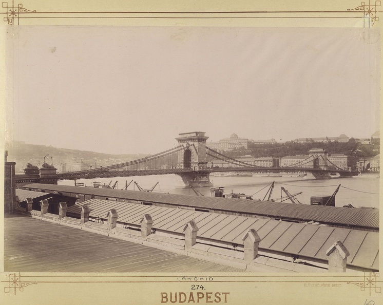 pesti alsó (Rudolf) rakpart, teherhajó kikötő raktárai. Szemben a Lánchíd, háttérben a Királyi Palota. A felvétel 1896 körül készült. A kép forrását kérjük így adja meg: Fortepan / Budapest Főváros Levéltára. Levéltári jelzet: HU.BFL.XV.19.d.1.08.078