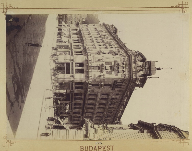 Kossuth Lajos utca - Semmelweis (Újvilág) utca sarok. A felvétel 1895 körül készült. A kép forrását kérjük így adja meg: Fortepan / Budapest Főváros Levéltára. Levéltári jelzet: HU.BFL.XV.19.d.1.08.079