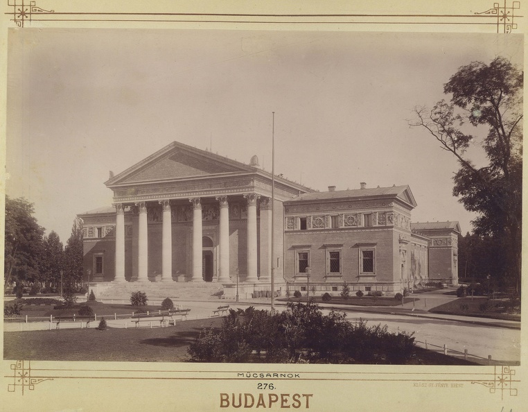 "A Műcsarnok épülete az előtte lévő parkkal. A felvétel 1890 után készült." A kép forrását kérjük így adja meg: Fortepan / Budapest Főváros Levéltára. Levéltári jelzet: HU.BFL.XV.19.d.1.08.080