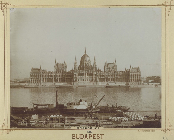 Parlament a Bem (Margit) rakpartról nézve. A előtérben az Esztergom lapátkerekes gőzhajó. A felvétel 1900 körül készült. A kép forrását kérjük így adja meg: Fortepan / Budapest Főváros Levéltára. Levéltári jelzet: HU.BFL.XV.19.d.1.08.106