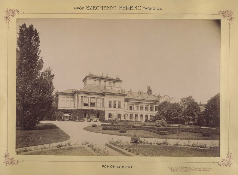Somogytarnóca (ekkor önálló, ma a város része), a Széchenyi-kastély főhomlokzata. A felvétel 1895-1899 között készült. A kép forrását kérjük így adja meg: Fortepan / Budapest Főváros Levéltára. Levéltári jelzet: HU.BFL.XV.19.d.1.11.055