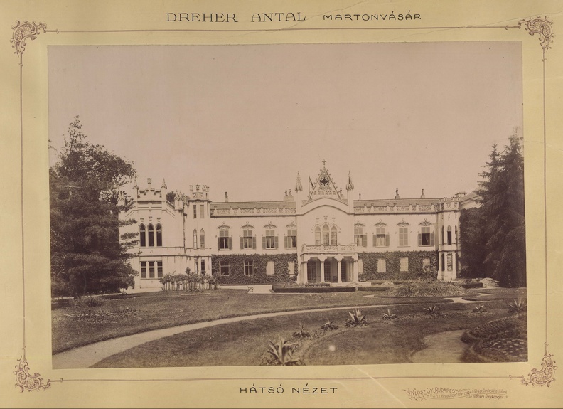 a Brunszvik- (ekkor Dréher-) kastély hátsó nézete. A felvétel 1898 körül készült. A kép forrását kérjük így adja meg: Fortepan / Budapest Főváros Levéltára. Levéltári jelzet: HU.BFL.XV.19.d.1.11.086