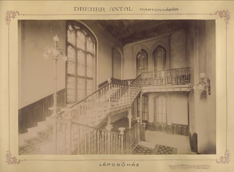 a Brunszvik- (ekkor Dréher-) kastély lépcsőháza. A felvétel 1898 körül készült. A kép forrását kérjük így adja meg: Fortepan / Budapest Főváros Levéltára. Levéltári jelzet: HU.BFL.XV.19.d.1.11.087