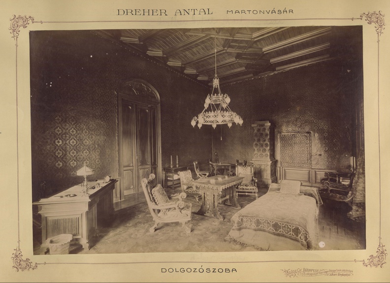 a Brunszvik- (ekkor Dréher-) kastély dolgozószobája. A felvétel 1898 körül készült. A kép forrását kérjük így adja meg: Fortepan / Budapest Főváros Levéltára. Levéltári jelzet: HU.BFL.XV.19.d.1.11.090