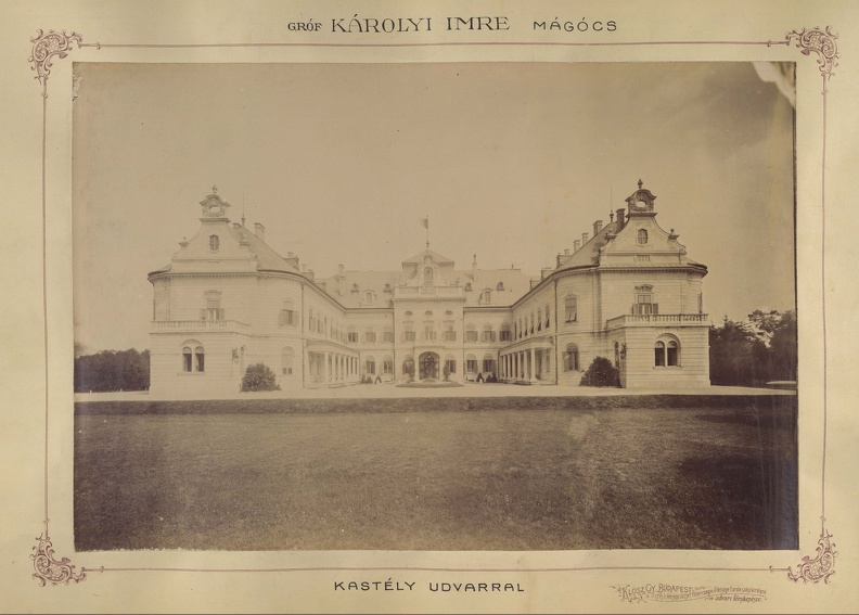 az 1896-ban épült Károlyi-kastélyegyüttes előlnézete. A felvétel 1900 körül készült. A kép forrását kérjük így adja meg: Fortepan / Budapest Főváros Levéltára. Levéltári jelzet: HU.BFL.XV.19.d.1.11.161