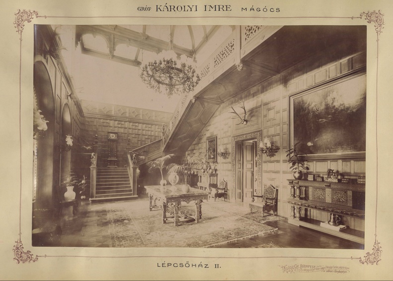 az 1896-ban épült Károlyi-kastélyegyüttes, lépcsőház (II.). A felvétel 1900 körül készült. A kép forrását kérjük így adja meg: Fortepan / Budapest Főváros Levéltára. Levéltári jelzet: HU.BFL.XV.19.d.1.11.163