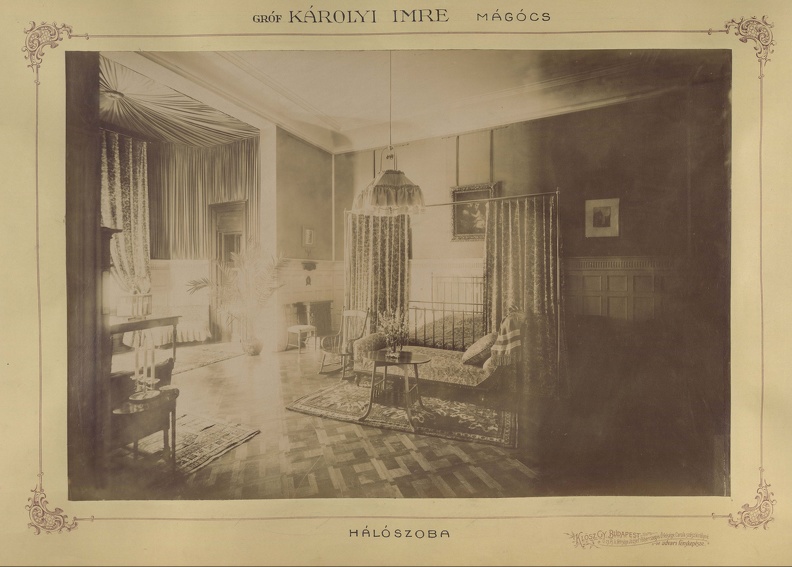 az 1896-ban épült Károlyi-kastélyegyüttes, hálószoba. A felvétel 1900 körül készült. A kép forrását kérjük így adja meg: Fortepan / Budapest Főváros Levéltára. Levéltári jelzet: HU.BFL.XV.19.d.1.11.169