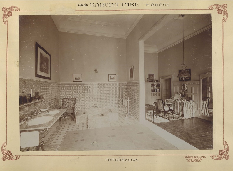 az 1896-ban épült Károlyi-kastélyegyüttes, fürdőszoba. A felvétel 1900 körül készült. A kép forrását kérjük így adja meg: Fortepan / Budapest Főváros Levéltára. Levéltári jelzet: HU.BFL.XV.19.d.1.11.172