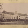 a Szapáry-kastély elölnézete. A felvétel 1895-1899 között készült. A kép forrását kérjük így adja meg: Fortepan / Budapest Főváros Levéltára. Levéltári jelzet: HU.BFL.XV.19.d.1.12.197