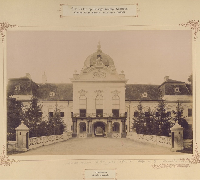 Gödöllői Királyi Kastély főbejárata. A felvétel 1895-1899 között készült. A kép forrását kérjük így adja meg: Fortepan / Budapest Főváros Levéltára. Levéltári jelzet: HU.BFL.XV.19.d.1.13.004