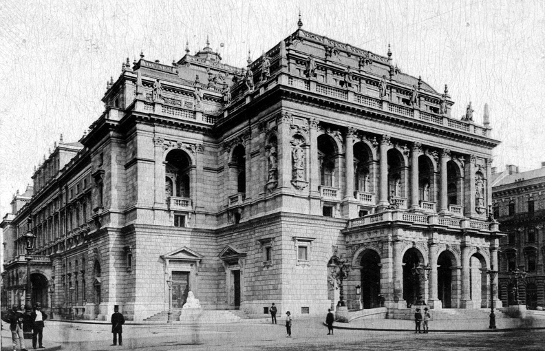 Andrássy út, a Magyar Állami Operaház épülete (Ybl Miklós, 1884.).