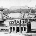 Teherhajó kikötő vámhivatali épülete a Lánchíd pesti hídfője mellett. A felvétel 1873 körül készült.