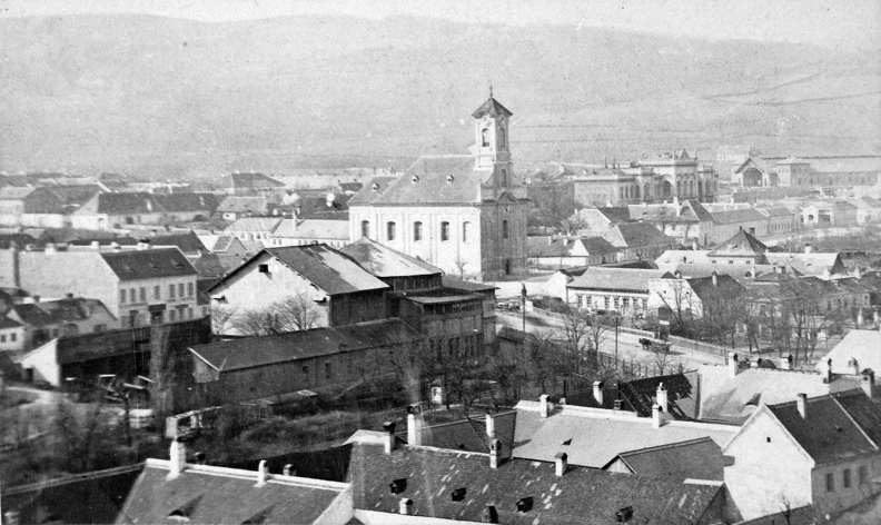 Krisztina tér, Krisztinavárosi plébániatemplom és környéke. Elől a Budai Színkör épülete, háttérben a Karátsonyi palota és a Déli Vasút indóháza. A felvétel 1865 körül készült.