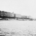 a pesti szállodasor a Dunáról nézve, háttérben az épülő Erzsébet híd.