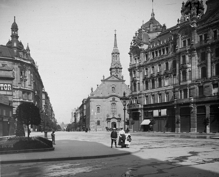 Ferenciek tere (Kígyó tér), szemben a Kossuth Lajos utca.