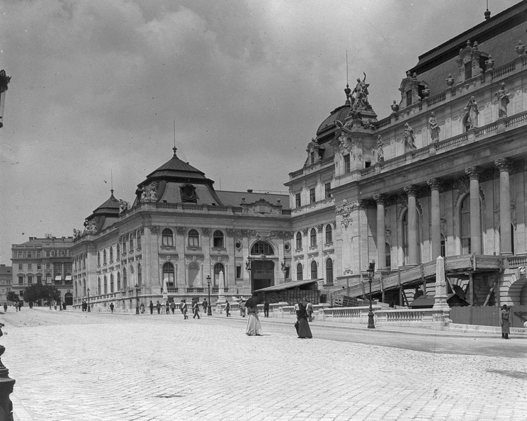 a Királyi Palota átépítése. A Palota nyugati homlokzata, háttérben a Szent György téren a Honvédelmi Minisztérium épülete.