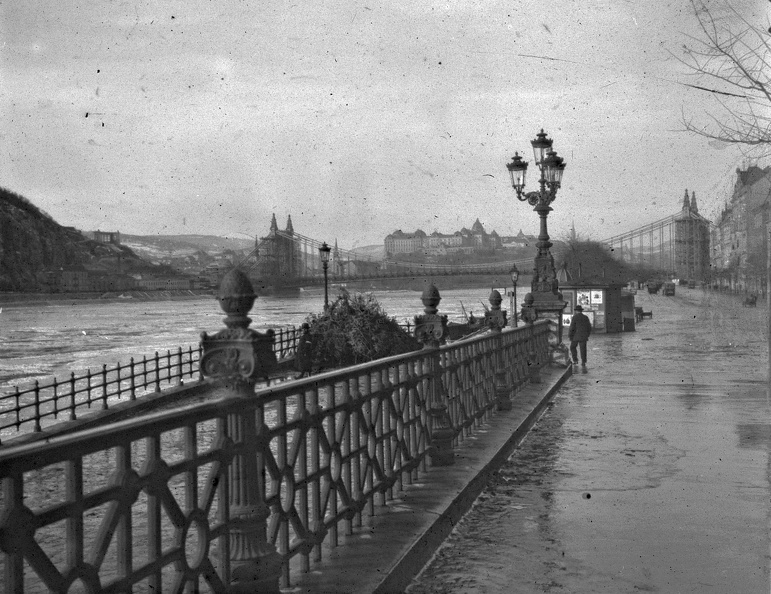 Belgrád (Ferenc József) rakpart. Látkép az Erzsébet híd felé.