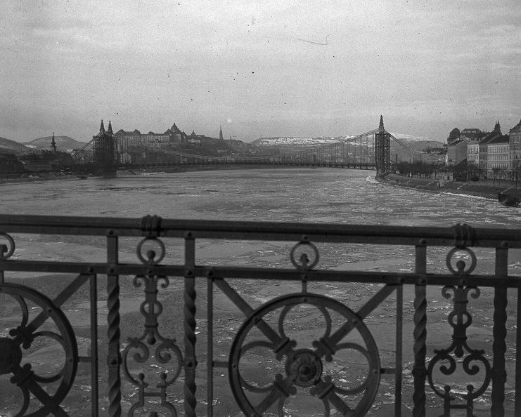 Szabadság (Ferenc József) híd, látkép az Erzsébet híd felé.