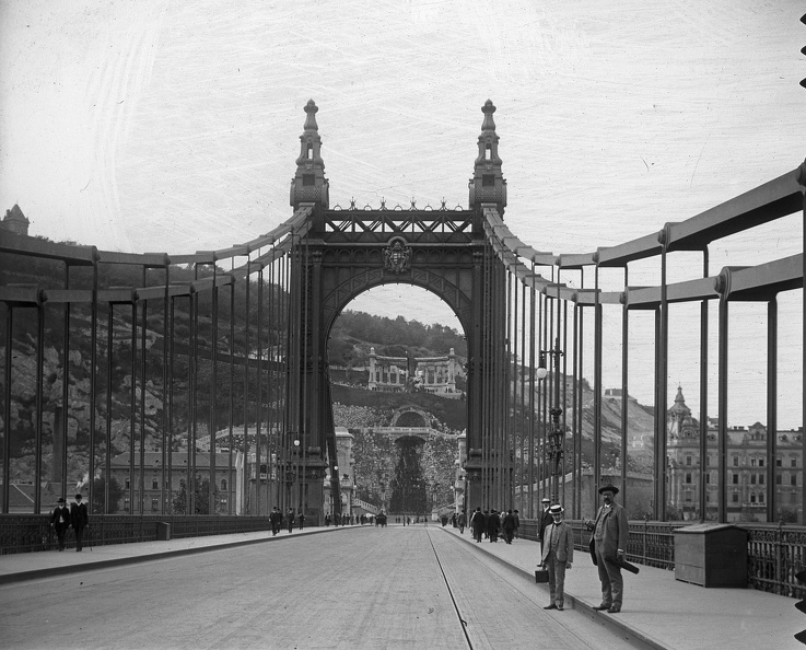 Erzsébet híd a Szent Gellért szobor felé nézve.
