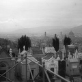 Látkép, előtérben a San Miniato al Monte templom melletti temető, háttérben a Palazzo Vecchio és a Dóm tűnik fel.