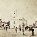 Szabadság (Ferenc József) tér, az 1892-ben lebontott katolikus templom. Ma a Szűz Mária Szent Neve-templom (Crkva imena Marijinog) áll a helyén.