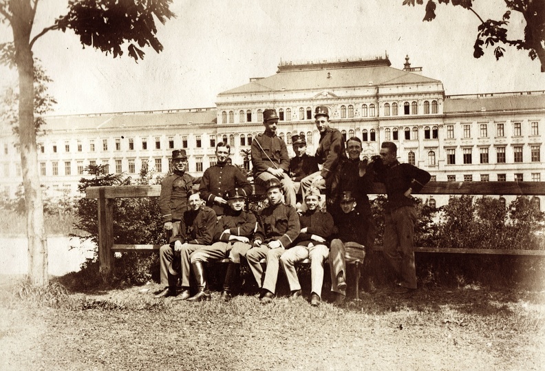 Császári és Királyi Katonai Műszaki Főiskola (ma HTL Mödling néven főiskola), kadétok a főépület előtt.