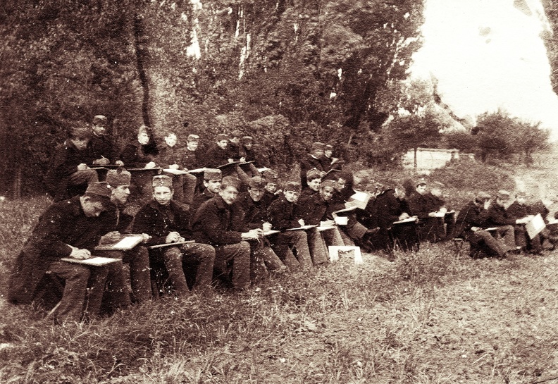 Császári és Királyi Katonai Főreáliskola (ma Martin Kaszárnya), rajzóra a parkban.
