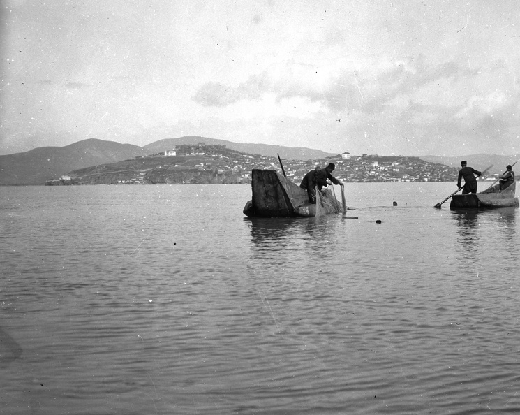 halászok Pestani falu előtt, a háttérben Ohrid városa.